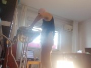 Femme amateur faisant le ménage nue. Latine à la chatte poilue et au gros cul. 10/16