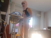 Femme amateur faisant le ménage nue. Latine à la chatte poilue et au gros cul. 11/16