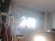 Femme amateur faisant le ménage nue. Latine à la chatte poilue et au gros cul. 16/16