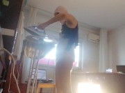 Femme amateur faisant le ménage nue. Latine à la chatte poilue et au gros cul. 8/16