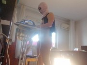 Femme amateur faisant le ménage nue. Latine à la chatte poilue et au gros cul. 9/16