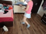 Moglie amatoriale che si diverte a provare vestiti che poi taglia. 6/16