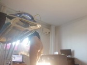 Femme amateur faisant le ménage nue. Latine à la chatte poilue et au gros cul. 10/16