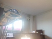 Femme amateur faisant le ménage nue. Latine à la chatte poilue et au gros cul. 13/16