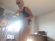 Femme amateur faisant le ménage nue. Latine à la chatte poilue et au gros cul. 15/16