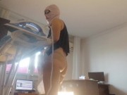 Femme amateur faisant le ménage nue. Latine à la chatte poilue et au gros cul. 16/16