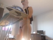 Femme amateur faisant le ménage nue. Latine à la chatte poilue et au gros cul. 6/16