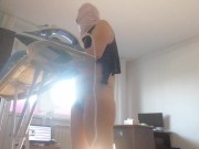 Femme amateur faisant le ménage nue. Latine à la chatte poilue et au gros cul. 9/16