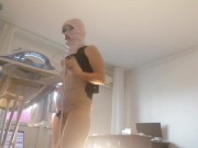 Amateur-Ehefrau macht nackt Hausarbeit. Latina mit behaarter Muschi, großem Arsch. 1/16