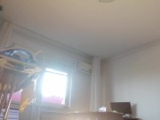 Amateur-Ehefrau macht nackt Hausarbeit. Latina mit behaarter Muschi, großem Arsch.