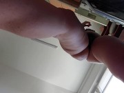 Latine sexy nue dans la cuisine. Femme sexy nue prépare à manger dans la cuisine. 10/16