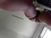 Latine sexy nue dans la cuisine. Femme sexy nue prépare à manger dans la cuisine. 12/16