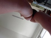 Latine sexy nue dans la cuisine. Femme sexy nue prépare à manger dans la cuisine.