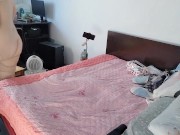 Moglie amatoriale si diverte a provare i vestiti che taglia. 2/16