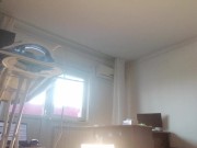 Amateurin macht nackt Hausarbeit. Latina mit behaarter Muschi, großem Arsch. 15/16