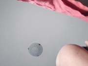 Femme amatrice fait le ménage nue. Brune à la chatte poilue et au gros cul. 1/16