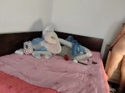 Femme amatrice s'amuse à essayer des vêtements qu'elle coupe. 16/16