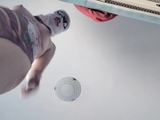 Moglie amatoriale fa i lavori domestici nuda. Mora con figa pelosa e culo grosso. 14/16