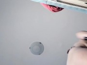 Moglie amatoriale fa i lavori domestici nuda. Mora con figa pelosa e culo grosso. 15/16