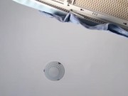 Moglie amatoriale fa i lavori domestici nuda. Mora con figa pelosa e culo grosso. 6/16