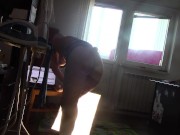 Amateurin macht nackt Hausarbeit. Brünette mit behaarter Muschi, großer Arsch. 10/16