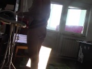 Amateurin macht nackt Hausarbeit. Brünette mit behaarter Muschi, großer Arsch. 13/16