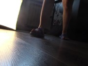 Amateurin macht nackt Hausarbeit. Brünette mit behaarter Muschi, großer Arsch. 14/16