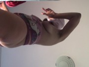 Amateurin macht nackt Hausarbeit. Brünette mit behaarter Muschi, großer Arsch. 15/16