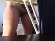 Amateurin macht nackt Hausarbeit. Brünette mit behaarter Muschi, großer Arsch. 3/16