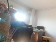 Moglie amatoriale fa i lavori domestici nuda. Mora con figa pelosa e culo grosso. 1/16