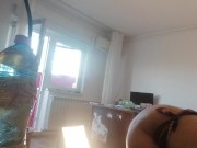 Moglie amatoriale fa i lavori domestici nuda. Mora con figa pelosa e culo grosso. 11/16