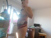 Moglie amatoriale fa i lavori domestici nuda. Mora con figa pelosa e culo grosso. 16/16