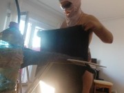 Moglie amatoriale fa i lavori domestici nuda. Mora con figa pelosa e culo grosso. 3/16