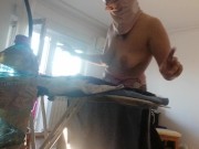 Moglie amatoriale fa i lavori domestici nuda. Mora con figa pelosa e culo grosso. 4/16