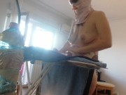 Moglie amatoriale fa i lavori domestici nuda. Mora con figa pelosa e culo grosso. 5/16