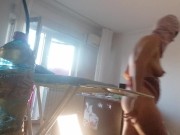 Moglie amatoriale fa i lavori domestici nuda. Mora con figa pelosa e culo grosso. 6/16