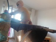 Moglie amatoriale fa i lavori domestici nuda. Mora con figa pelosa e culo grosso. 7/16