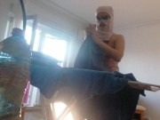 Moglie amatoriale fa i lavori domestici nuda. Mora con figa pelosa e culo grosso. 8/16