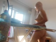 Moglie amatoriale fa i lavori domestici nuda. Mora con figa pelosa e culo grosso. 9/16