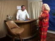 La nonna MILF implora il genero di soddisfare la sua figa vogliosa 1/16