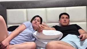 Veo Películas Con Mi Hermanastra Y terminamos Follando Duro hasta correrme en su estrecha vagina