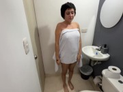 Voy a ducharme y veo a mi excitante hermanastra desnuda, termino comiendome su jugosa vagina