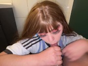 Rubia argentina me chupa la verga desesperadamente en baño publico. Le lleno de leche la boca 7/16