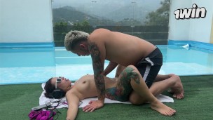 COLOMBIANA CACHONDA RECIBE UN MASAJE EROTICO EN LA PISCINA - KATTY BLAKE II