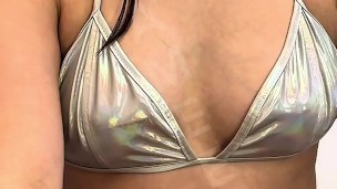 Ela está louca querendo leite na bucetinha pequena dela