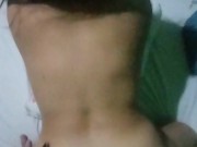 La vecina está muy caliente. Sexo duro. Se deja apagar el cigarrillo en la cola. Pendeja en cuatro