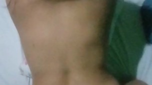 La vecina está muy caliente. Sexo duro. Se deja apagar el cigarrillo en la cola. Pendeja en cuatro