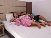 Amigos  comparten cama de hotel  no creeras lo que paso 4/16