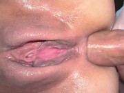 Mi mejor amiga virgen tiene su primer anal conmigo y le acabo toda la leche adentro