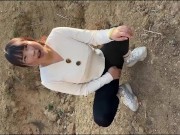 農家の巨乳黒髪熟女が野外でM字開脚オナニー｜日本人,素人,個撮,POV 1/16